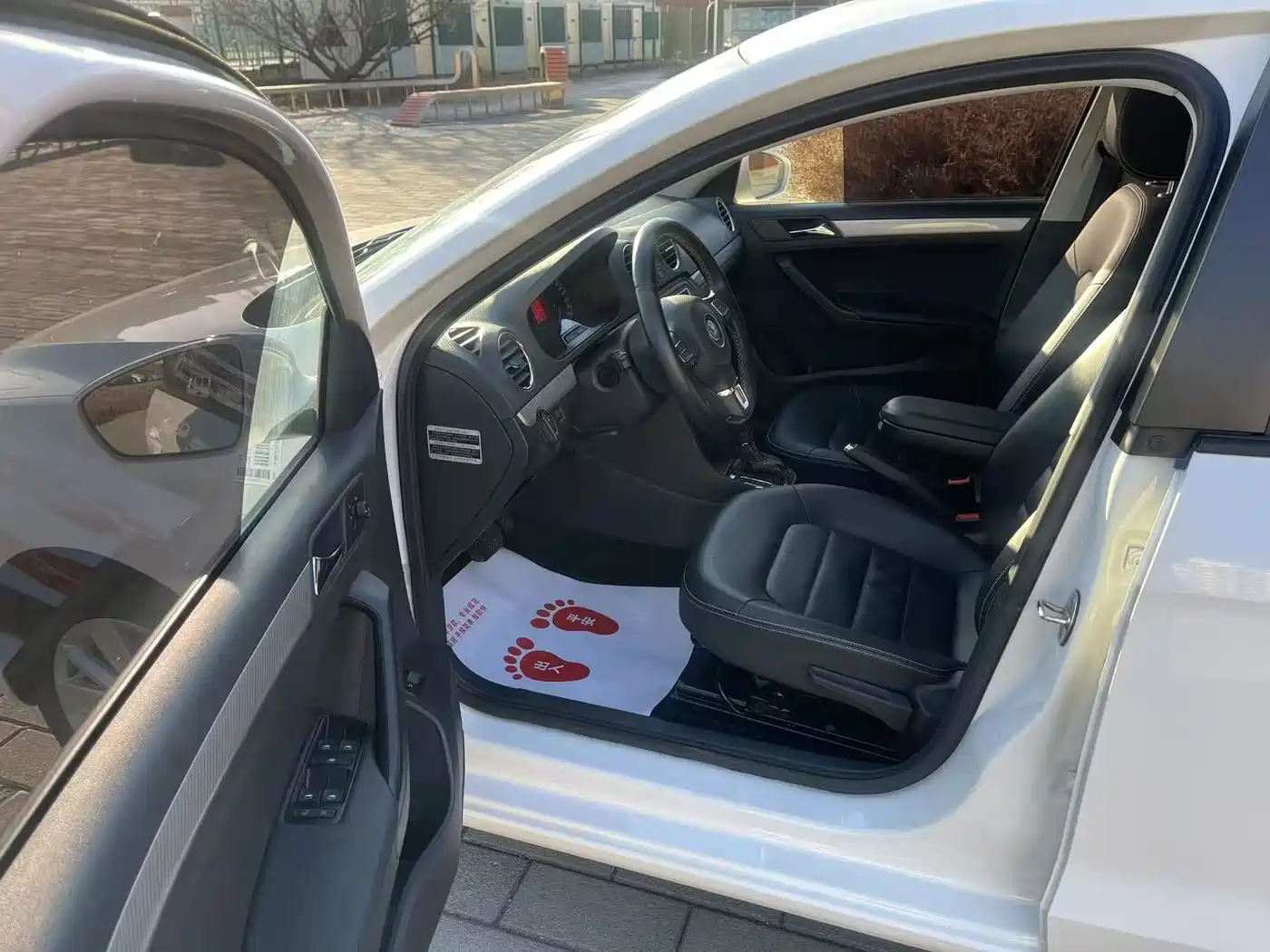 Volkswagen Jetta 2015 1.6L Automatic Luxury фото 9