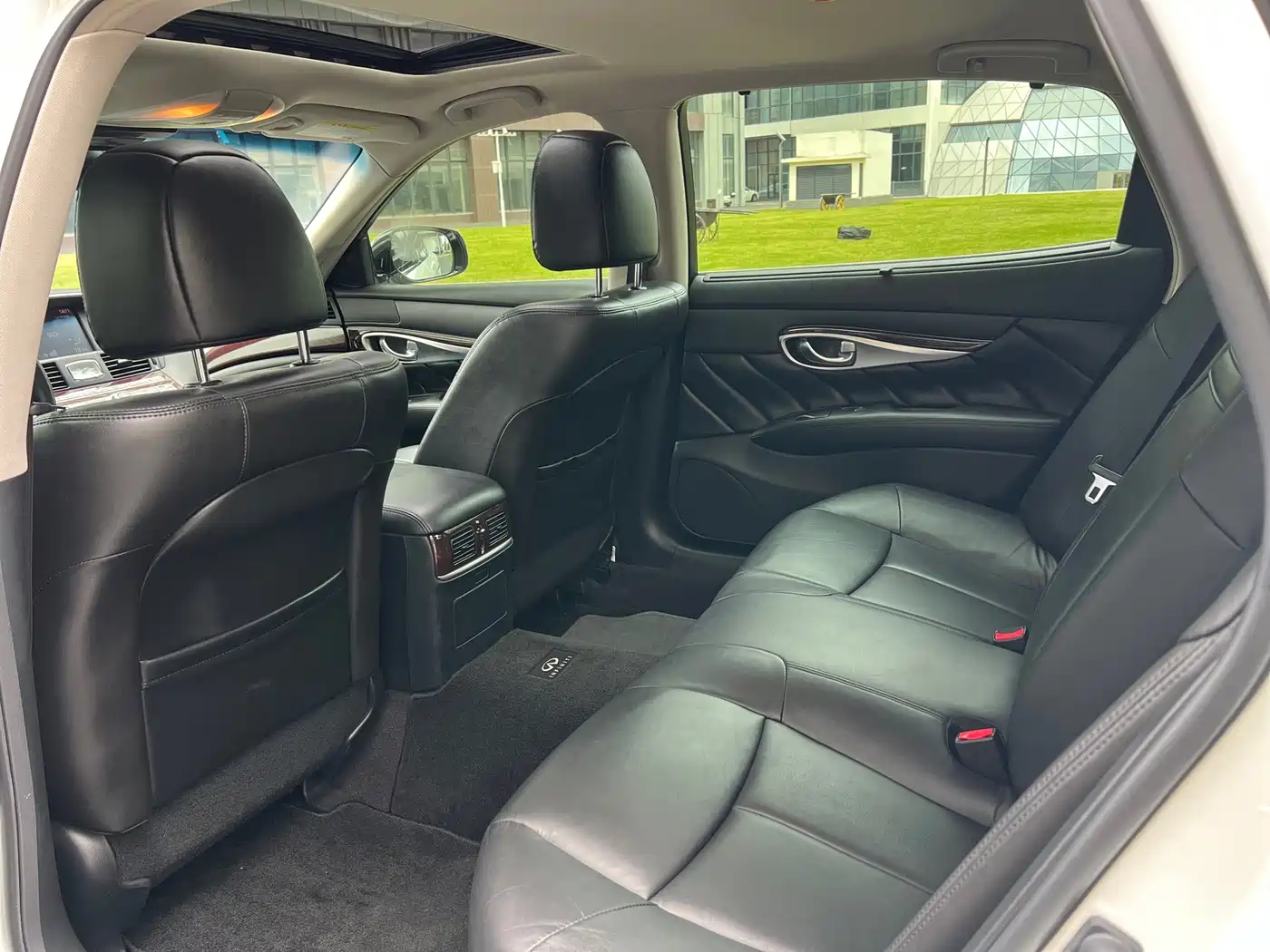 Фото 9 - Infiniti Q70