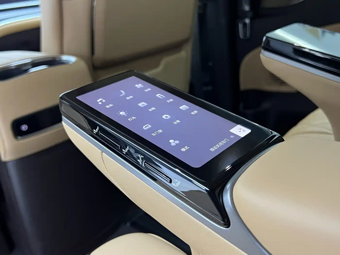 Denza D9 2025 2025 Model DM-i Smart Drive Edition 1020 AWD Flagship
