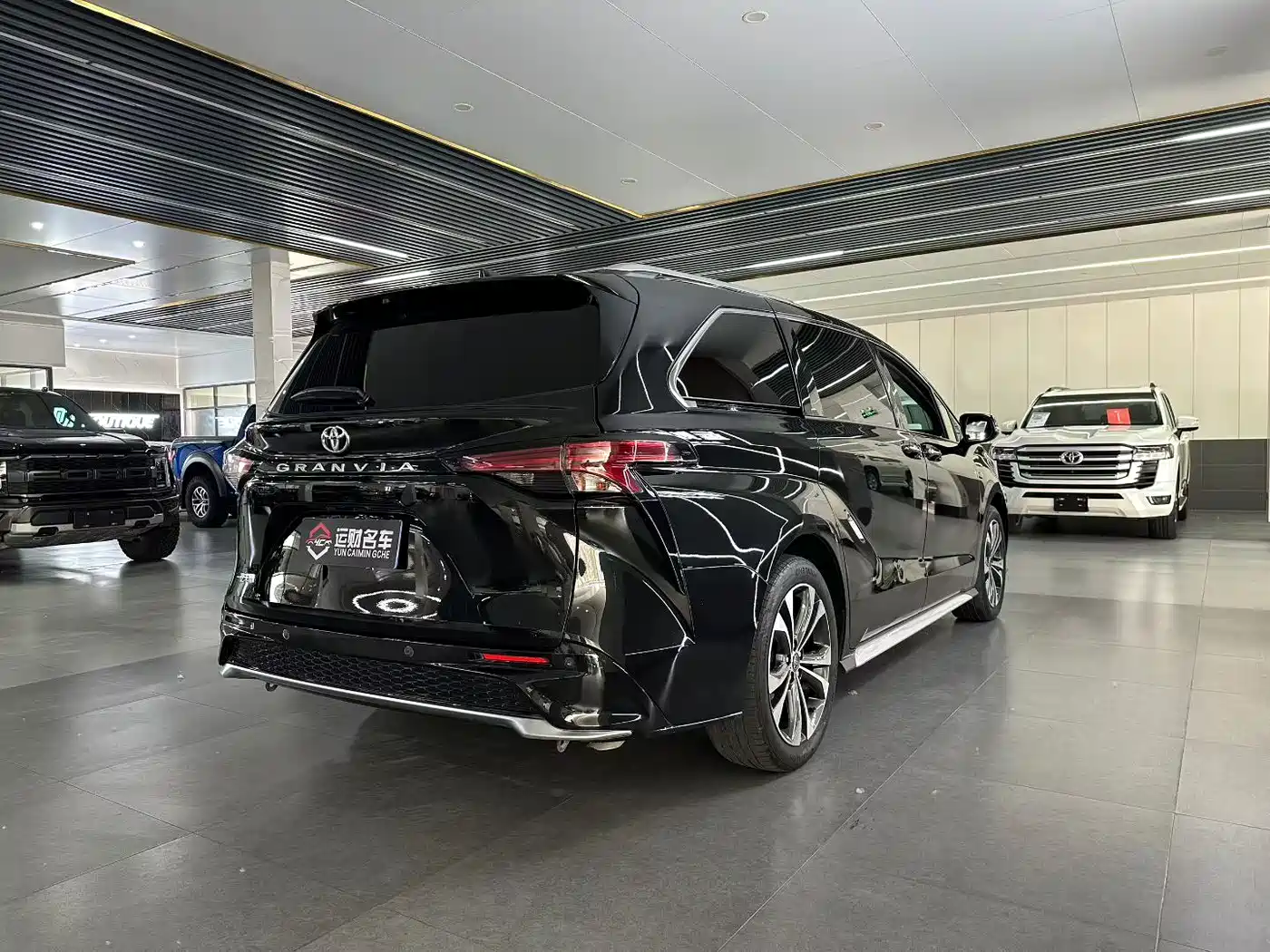 Toyota Granvia 2024 2.5L Hybrid Premium PLUS фото 9