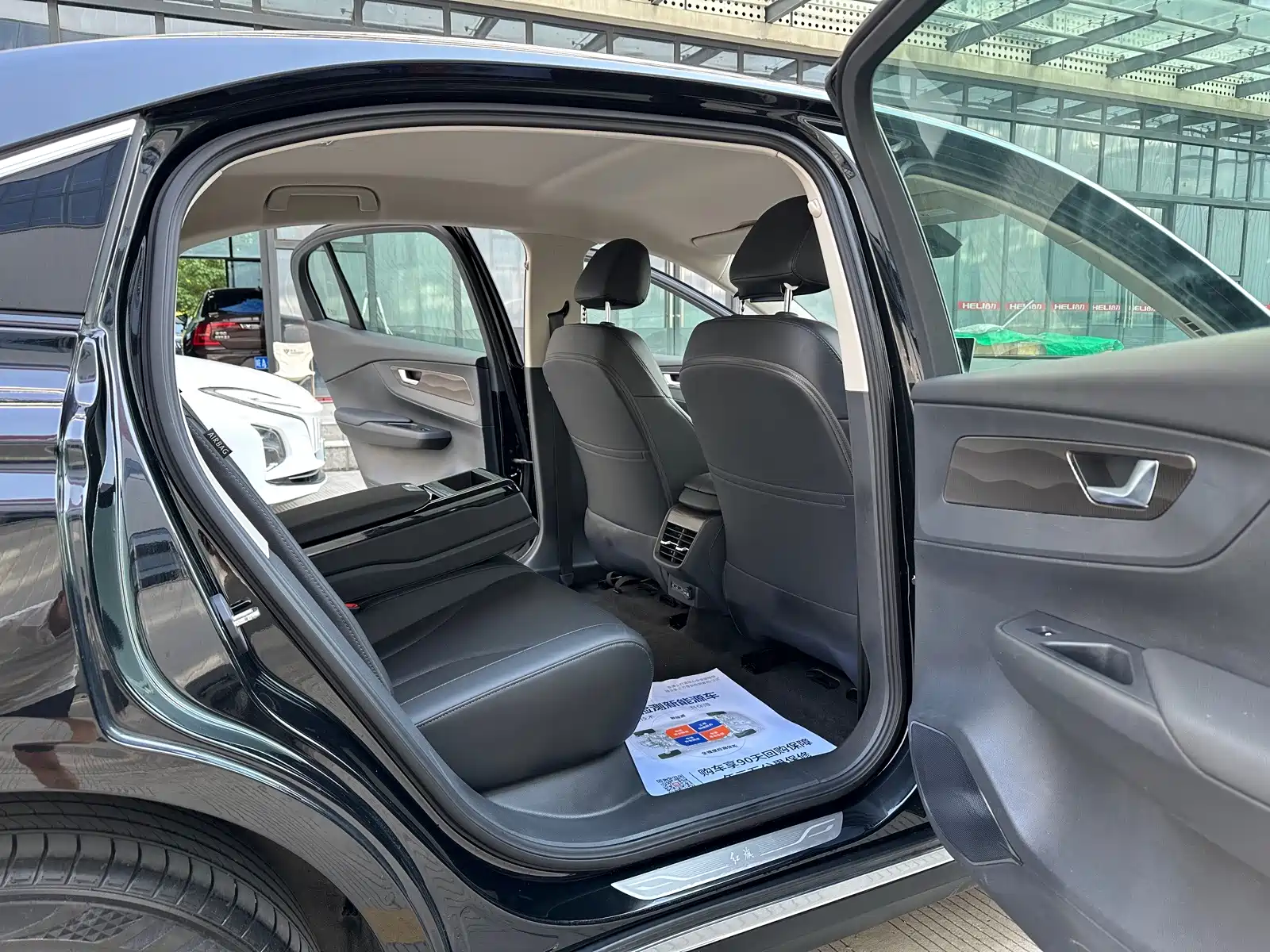 Фото 17 - Hongqi E-QM5