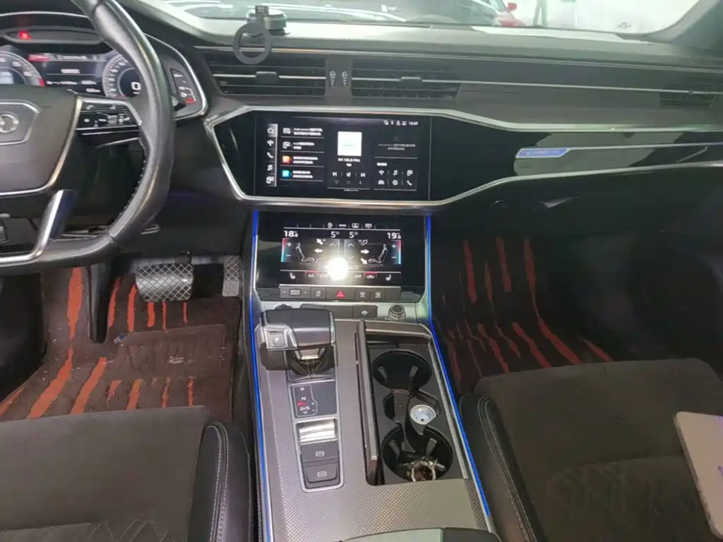 Фото 13 - Audi A6L