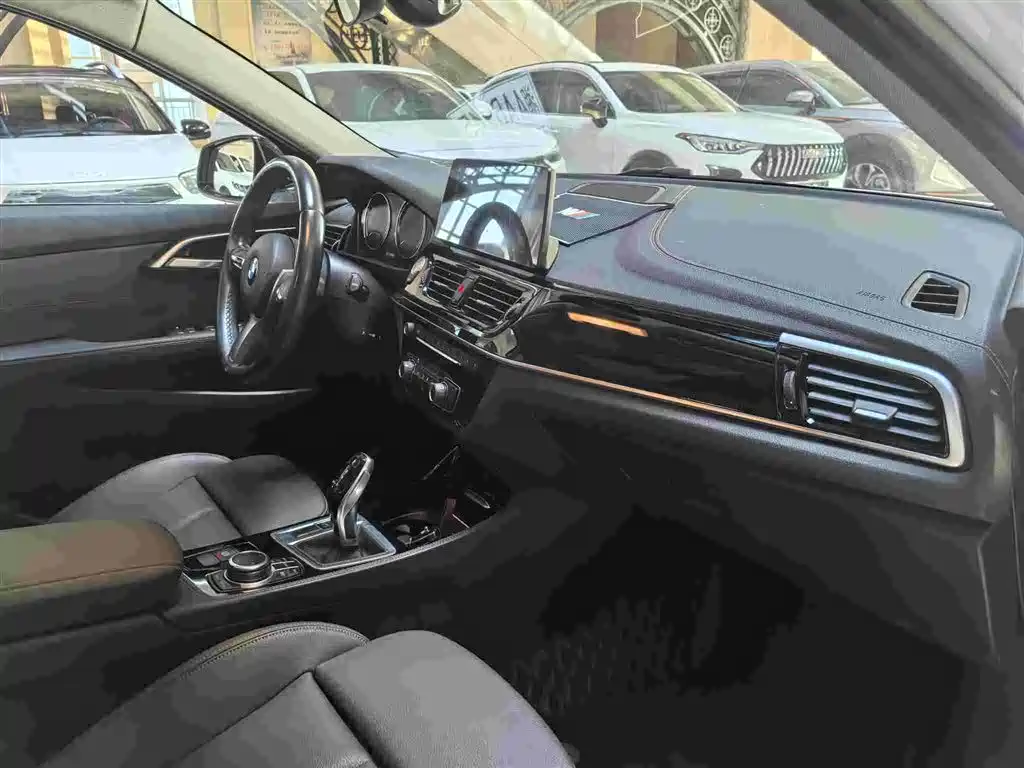 BMW 1 Series 2022 120i M Sport Shadow Edition фото 10