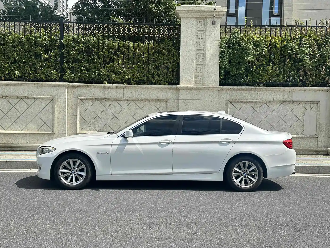 BMW 5 Series 2011 523Li Luxury фото 2