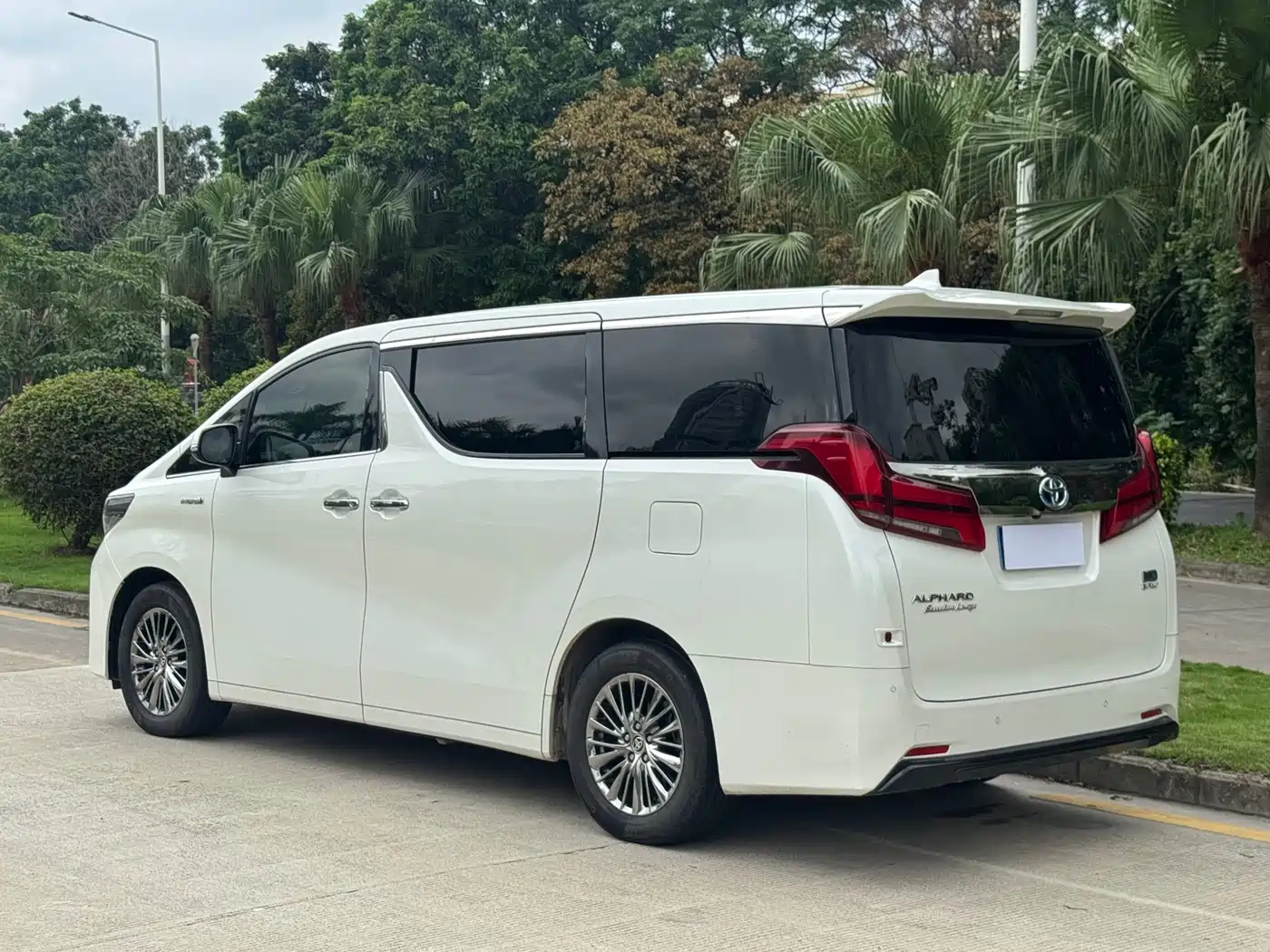 Toyota Alphard 2020 Hybrid 2.5L Gold Special Edition фото 5
