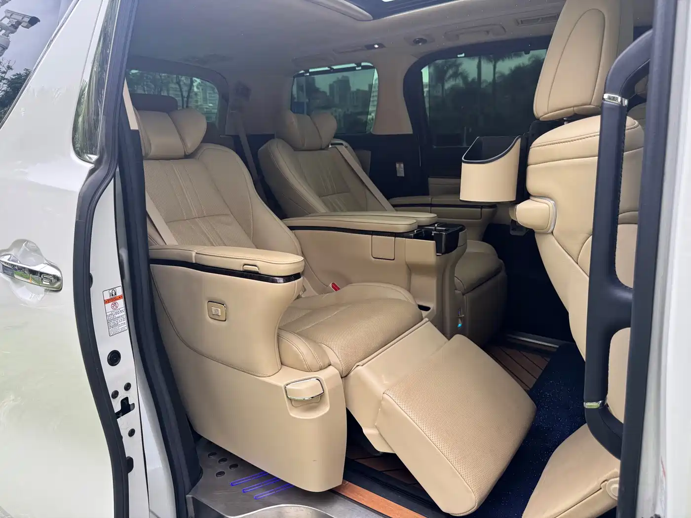 Toyota Alphard 2020 Hybrid 2.5L Gold Special Edition фото 10