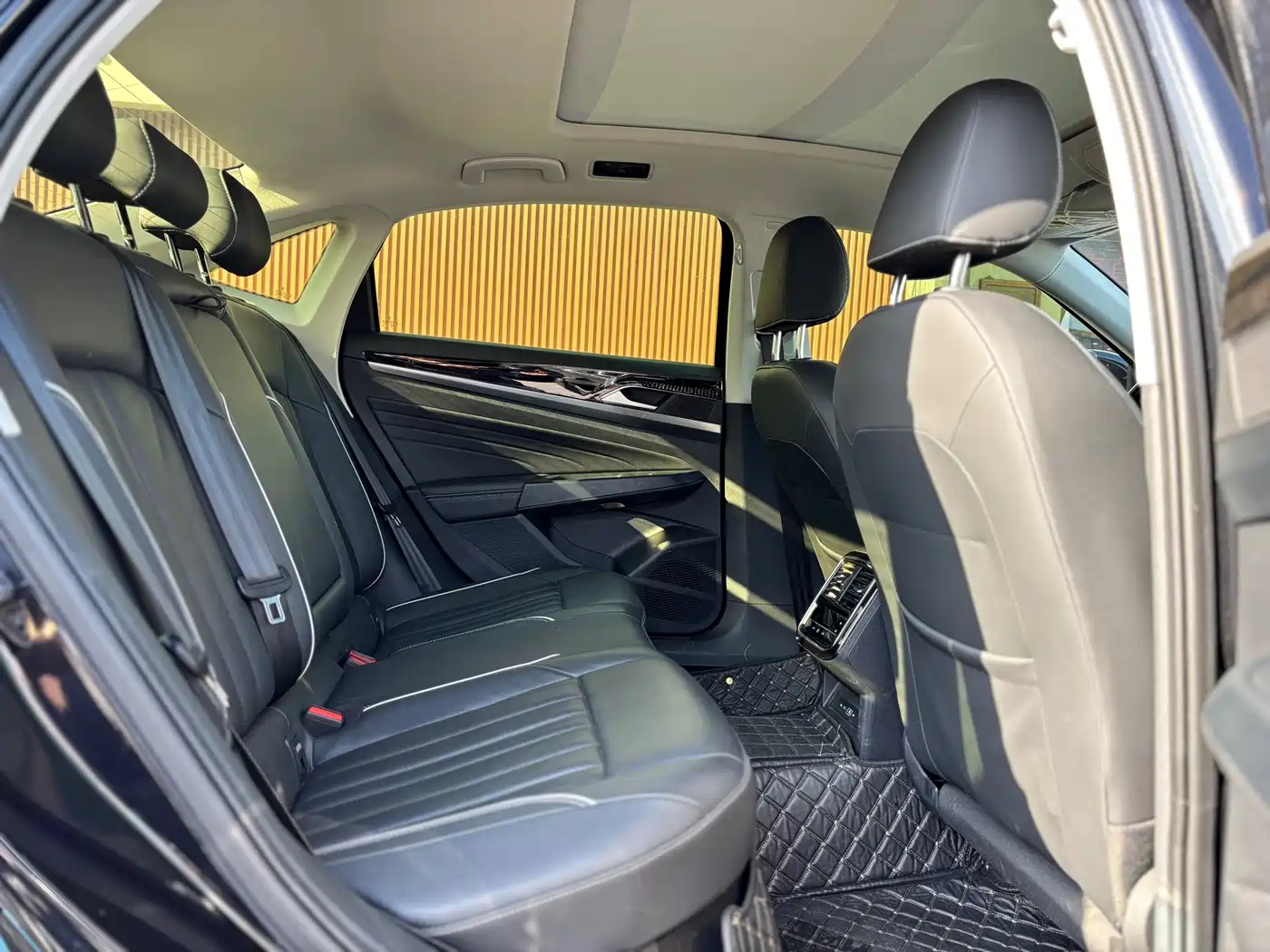 Volkswagen Passat 2023 Facelift 330TSI Starlight Elite Edition фото 17