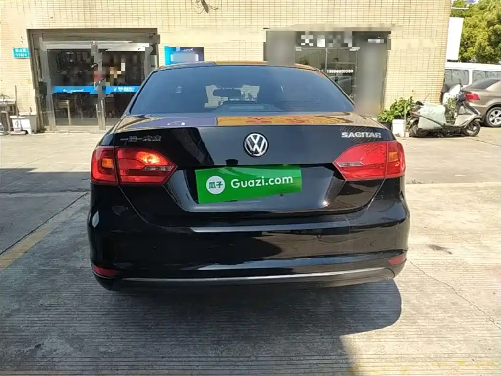 Volkswagen Sagitar 2014 Facelift 1.6L Automatic Leading Version фото 6