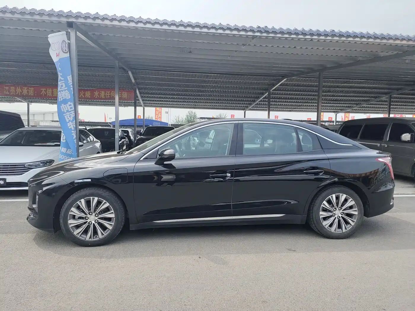 Hongqi E-QM5 2022 431km Charging Enjoyment Edition фото 3