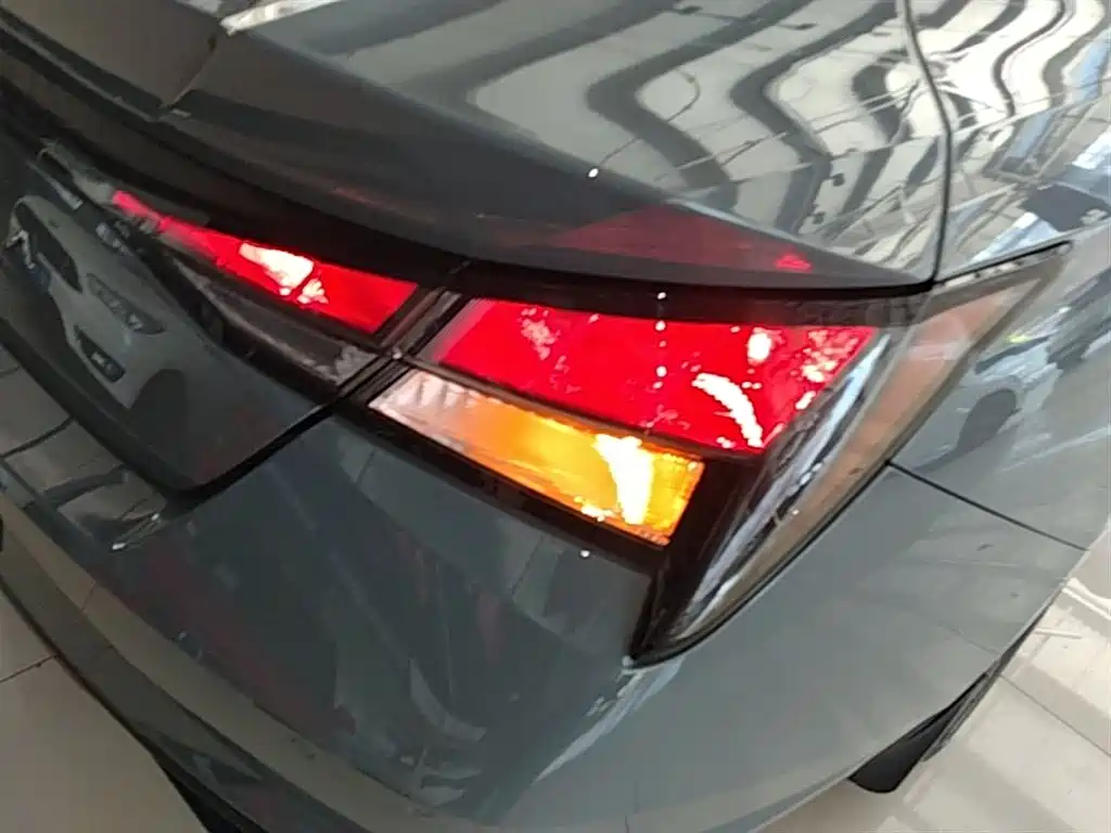 Hyundai Elantra 2022 1.5L CVT GLX Elite Edition фото 8