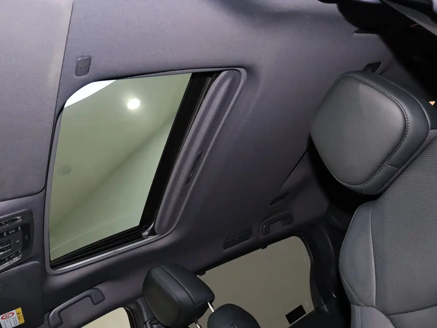 Toyota Sienna 2023 2.5L Hybrid Premium Edition фото 12