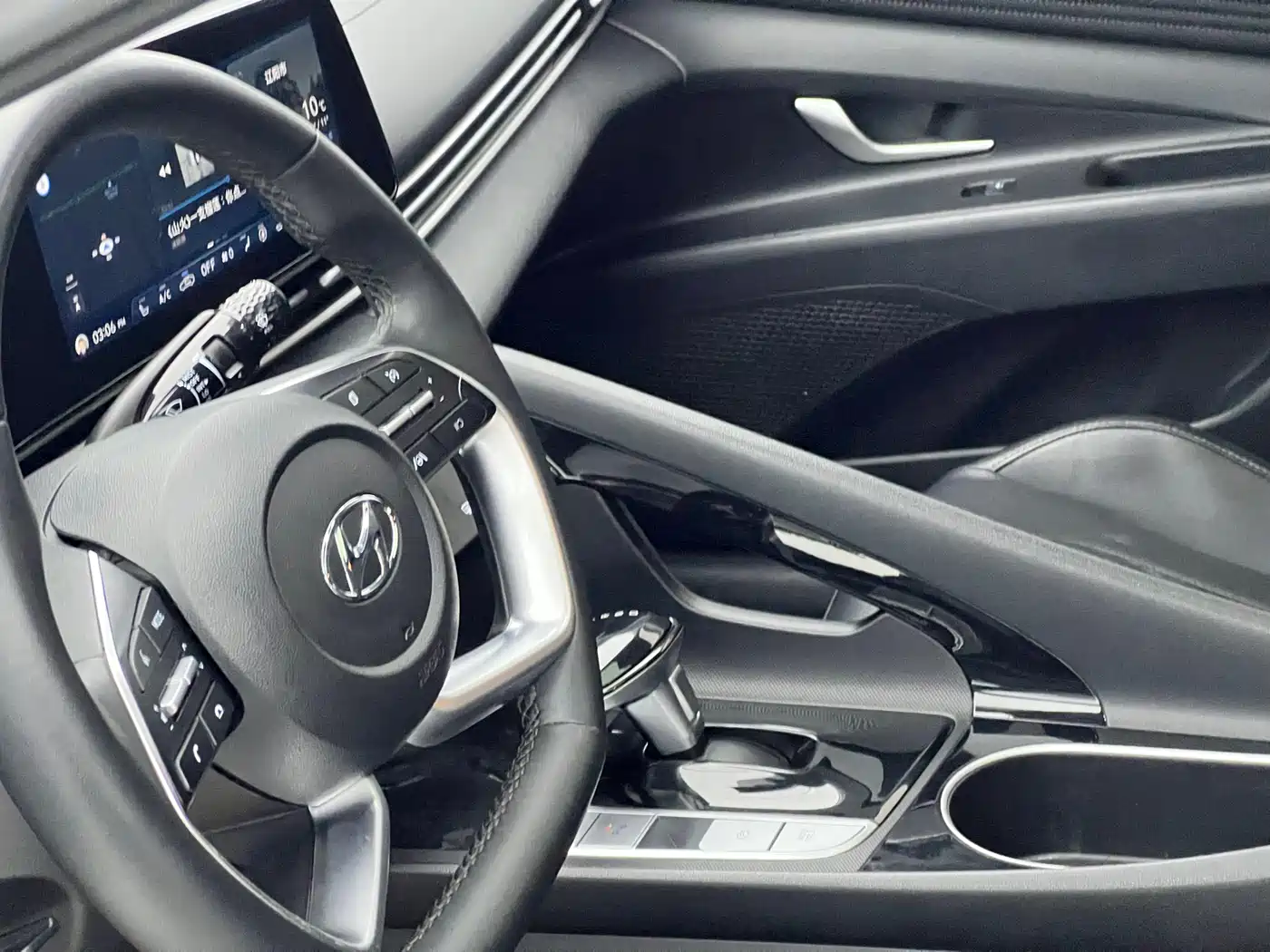 Hyundai Elantra 2021 1.5L CVT LUX Premium Edition фото 7