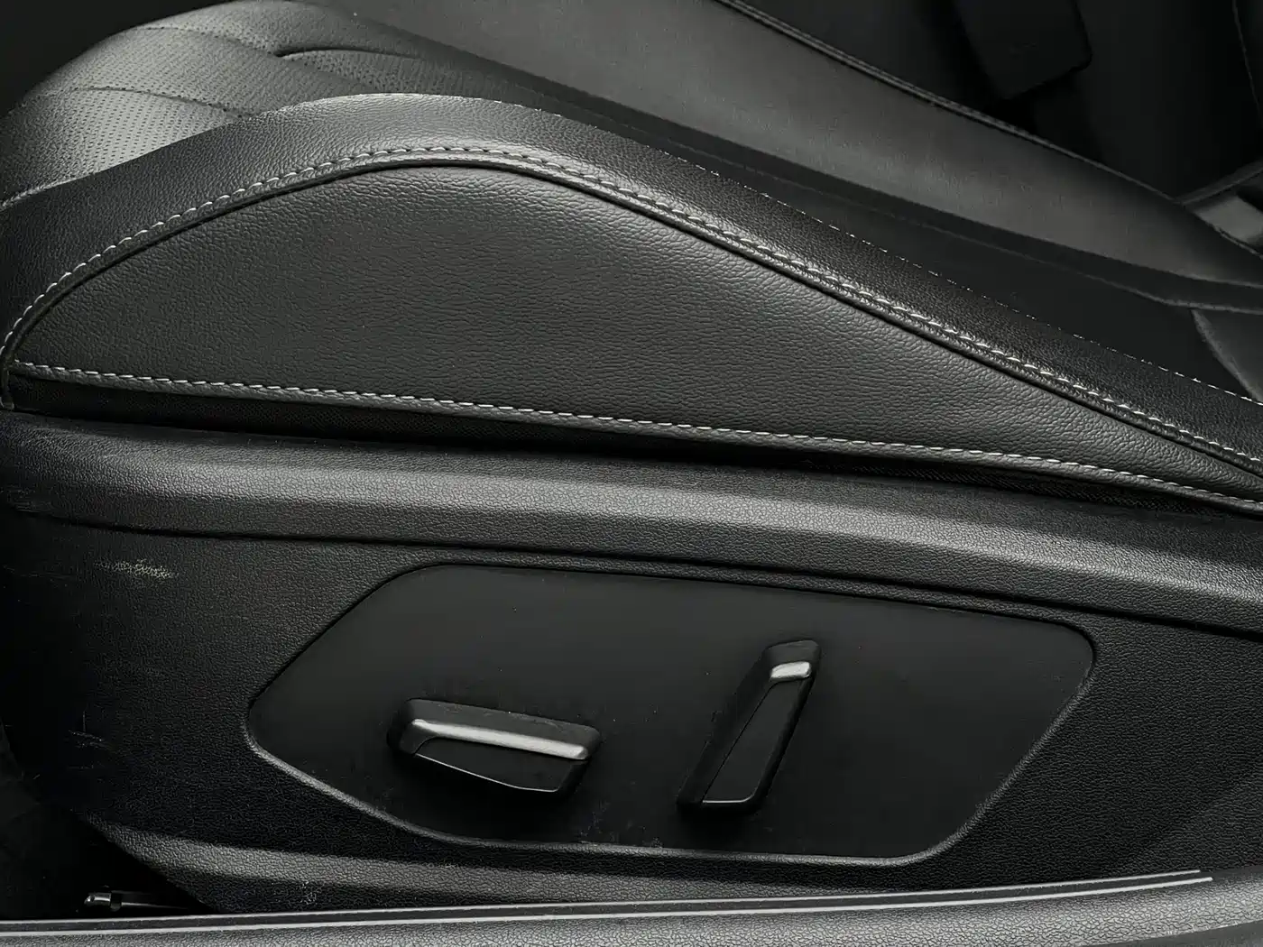 Hyundai Elantra 2021 1.5L CVT LUX Premium Edition фото 16