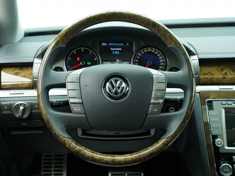 Volkswagen Phaeton 2012 4.2L Luxury Custom фото 9