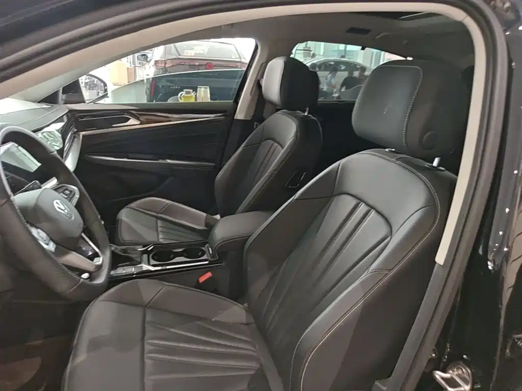 Volkswagen Passat 2025 Outstanding 380TSI Starlight Dragon Glory Edition фото 15