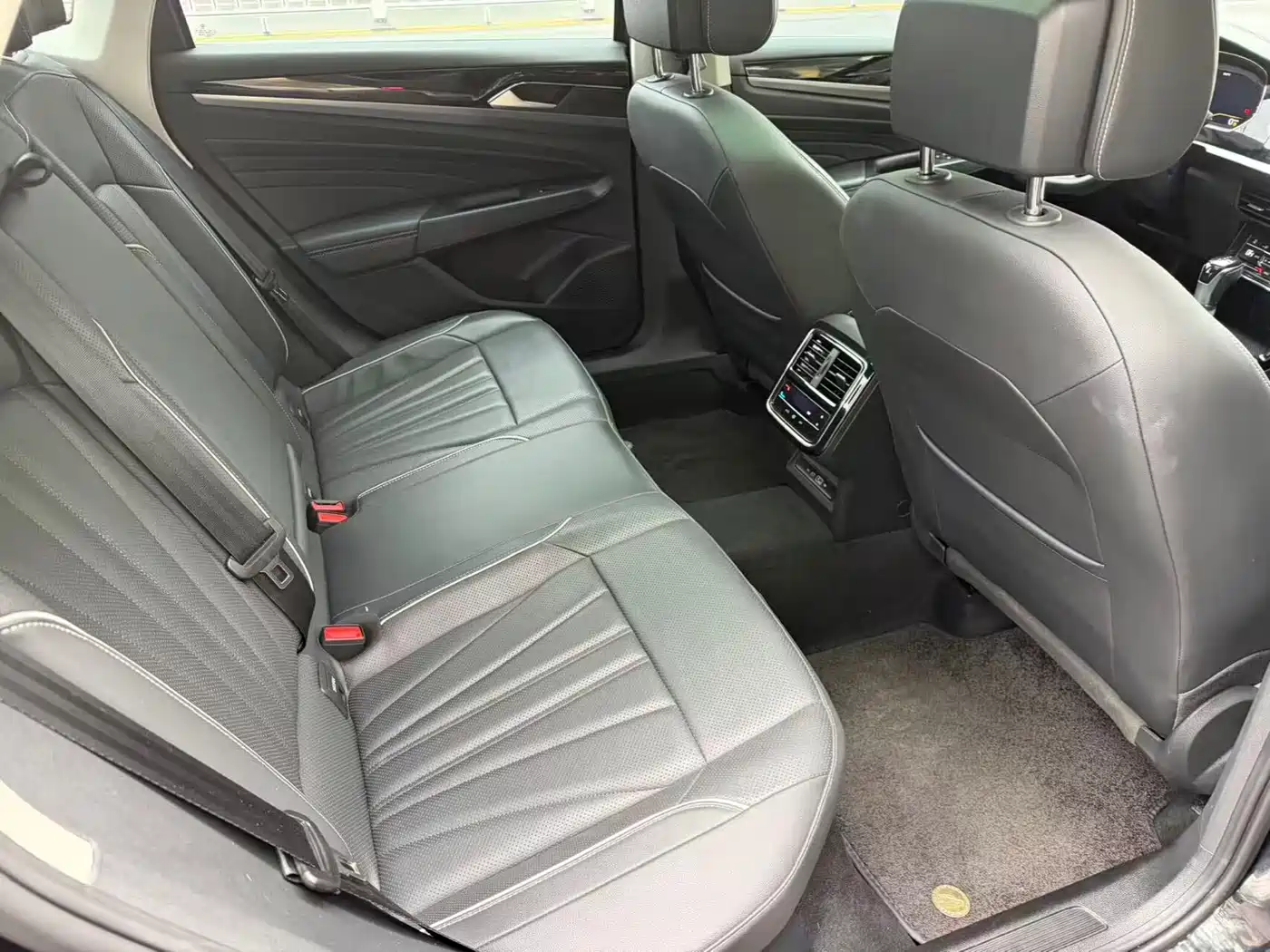 Volkswagen Passat 2024 380TSI Starlight Dragon Soaring Edition фото 16
