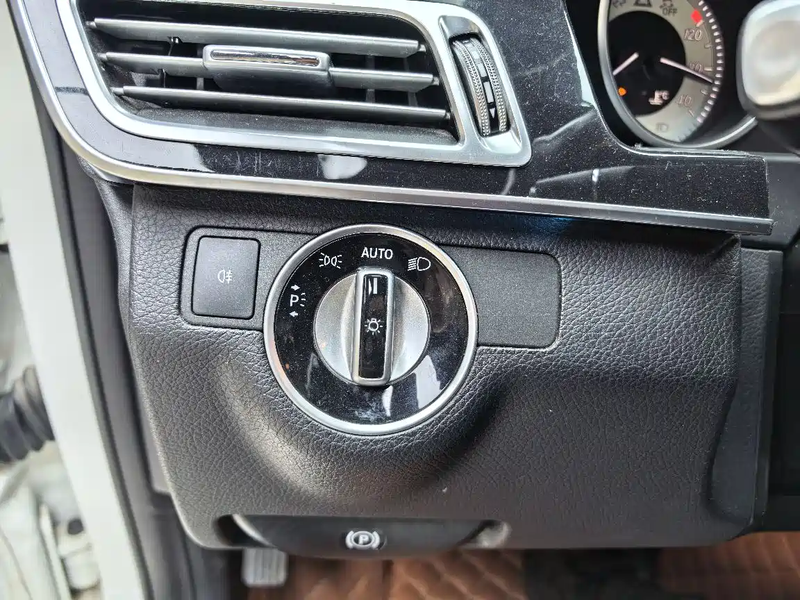 Mercedes-Benz E-Class 2015 E 180 L фото 13