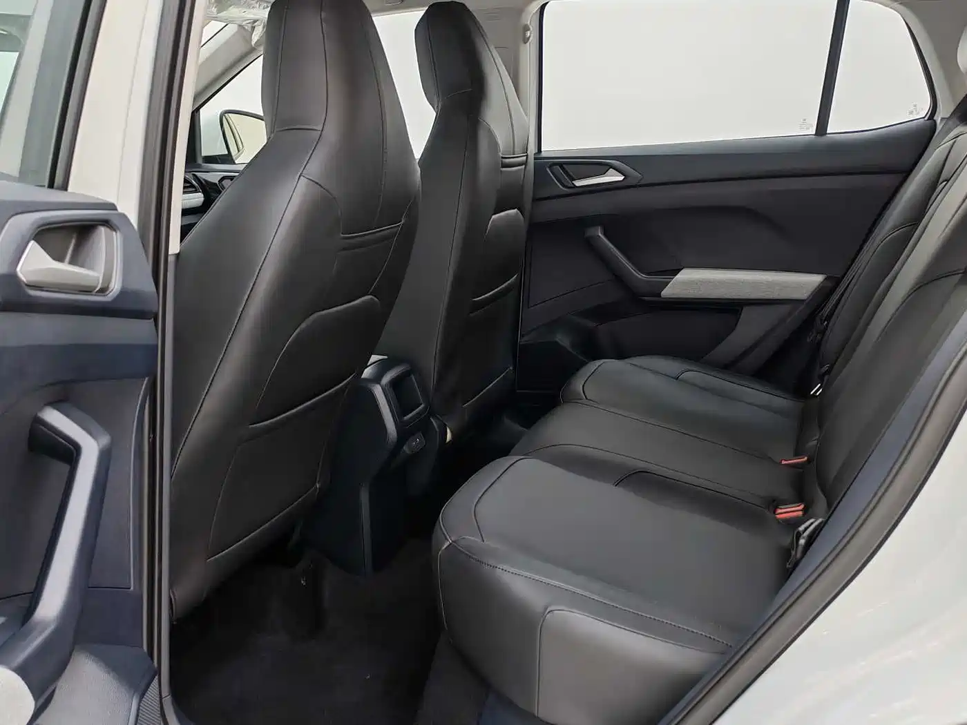 Volkswagen Tharu 2025 Model Rising Star 1.5L Advance Edition фото 9