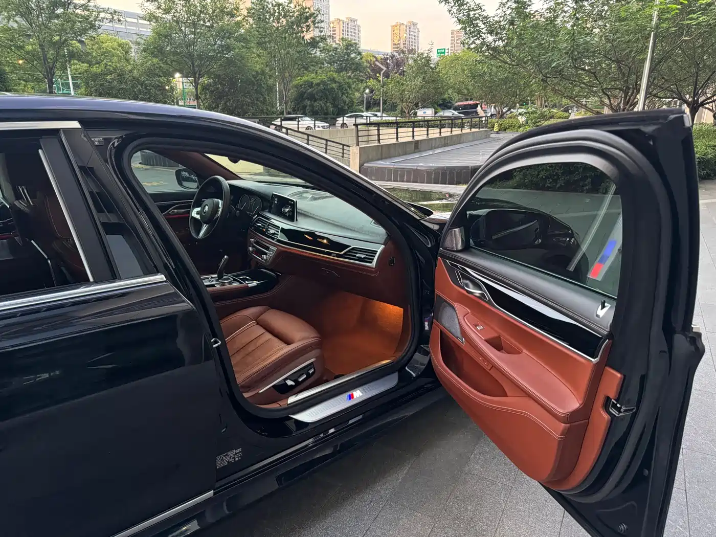 BMW 7 Series 2018 750Li xDrive M Sport Package фото 26