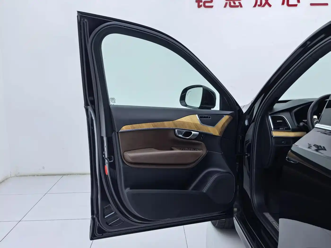 Фото 25 - Volvo XC90