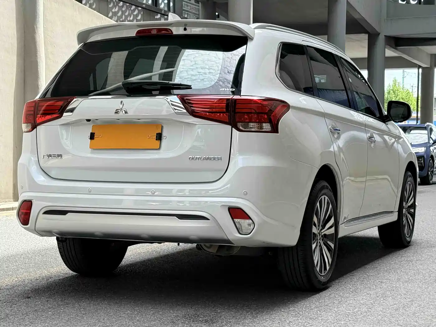 Mitsubishi Outlander 2021 2.4L 4WD Deluxe Edition 7-Seater фото 4