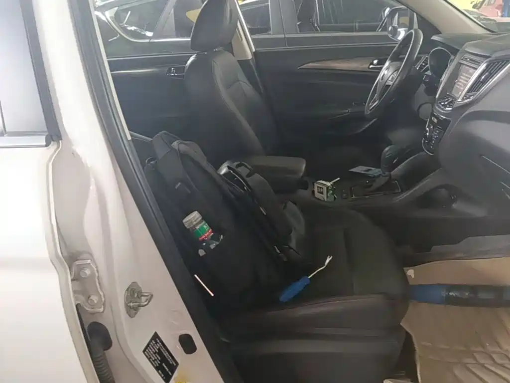 Фото 25 - Changan CS75