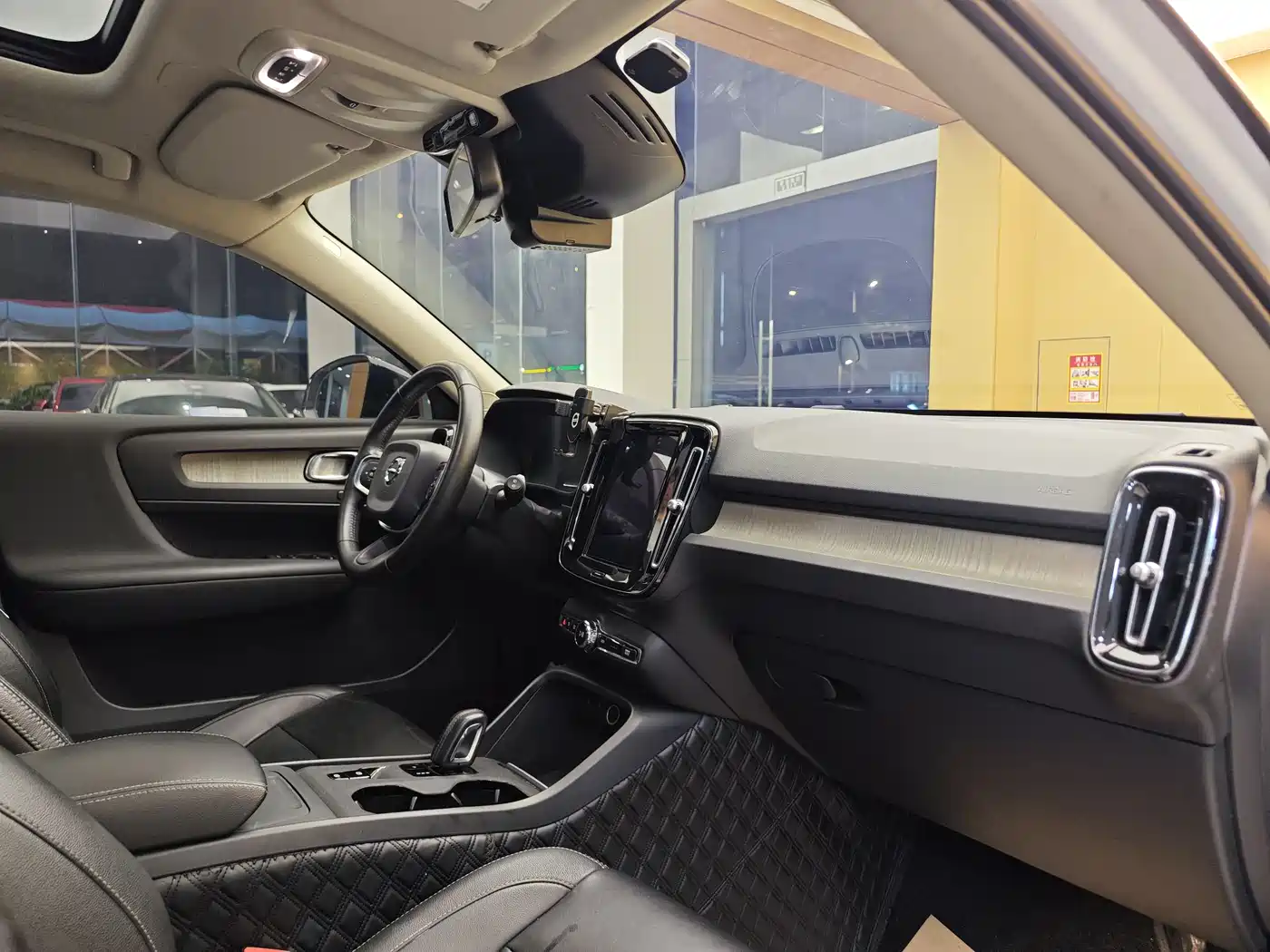 Фото 32 - Volvo XC40