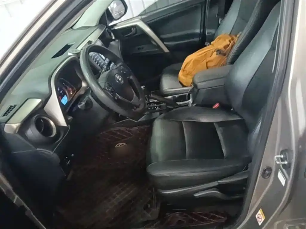 Toyota RAV4 Rongfang 2015 2.0L CVT 2WD Trend Edition фото 15