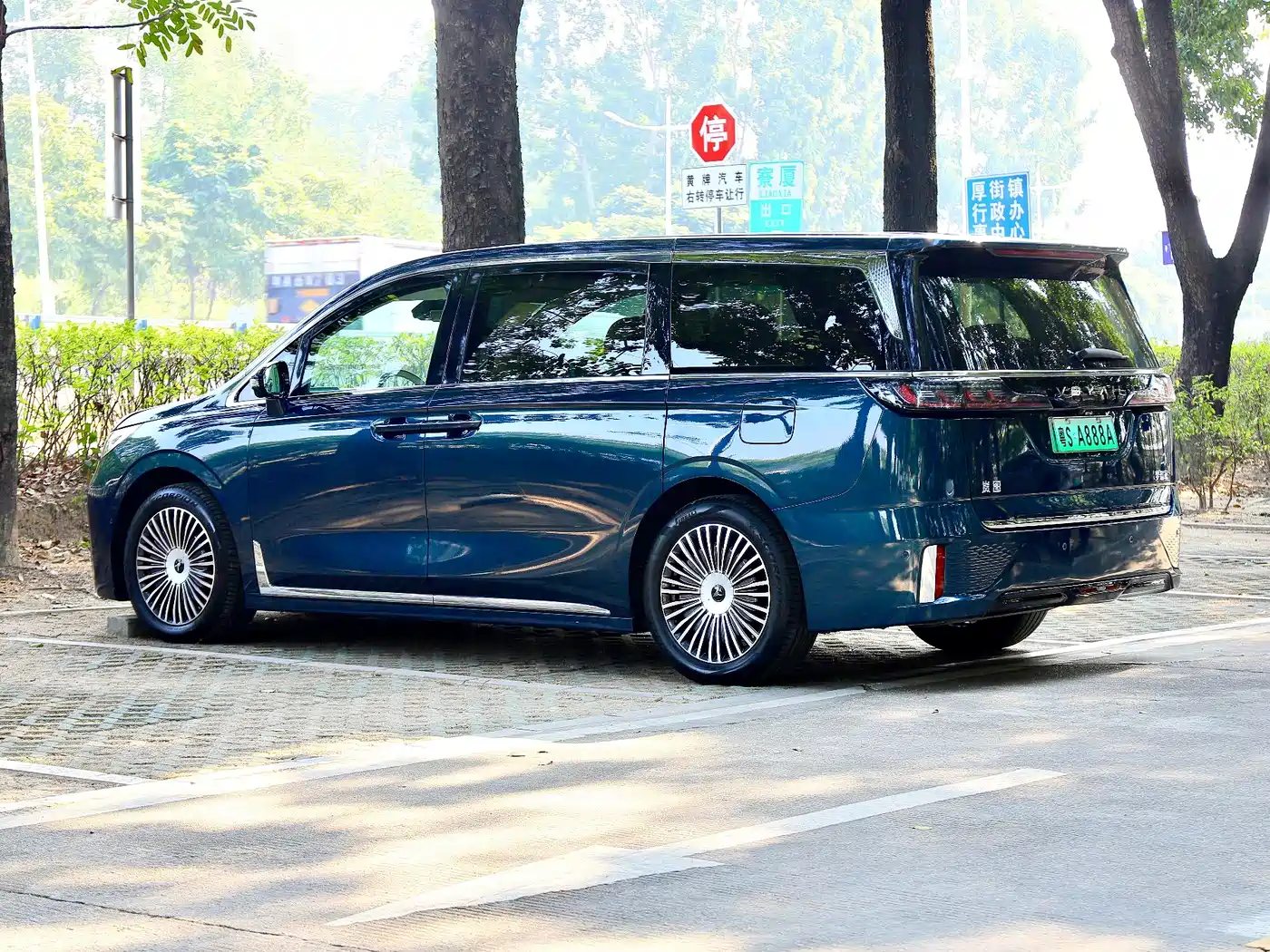 Voyah Auto Voyah Dreamer 2025 PHEV AWD Flagship Kunpeng Edition фото 4