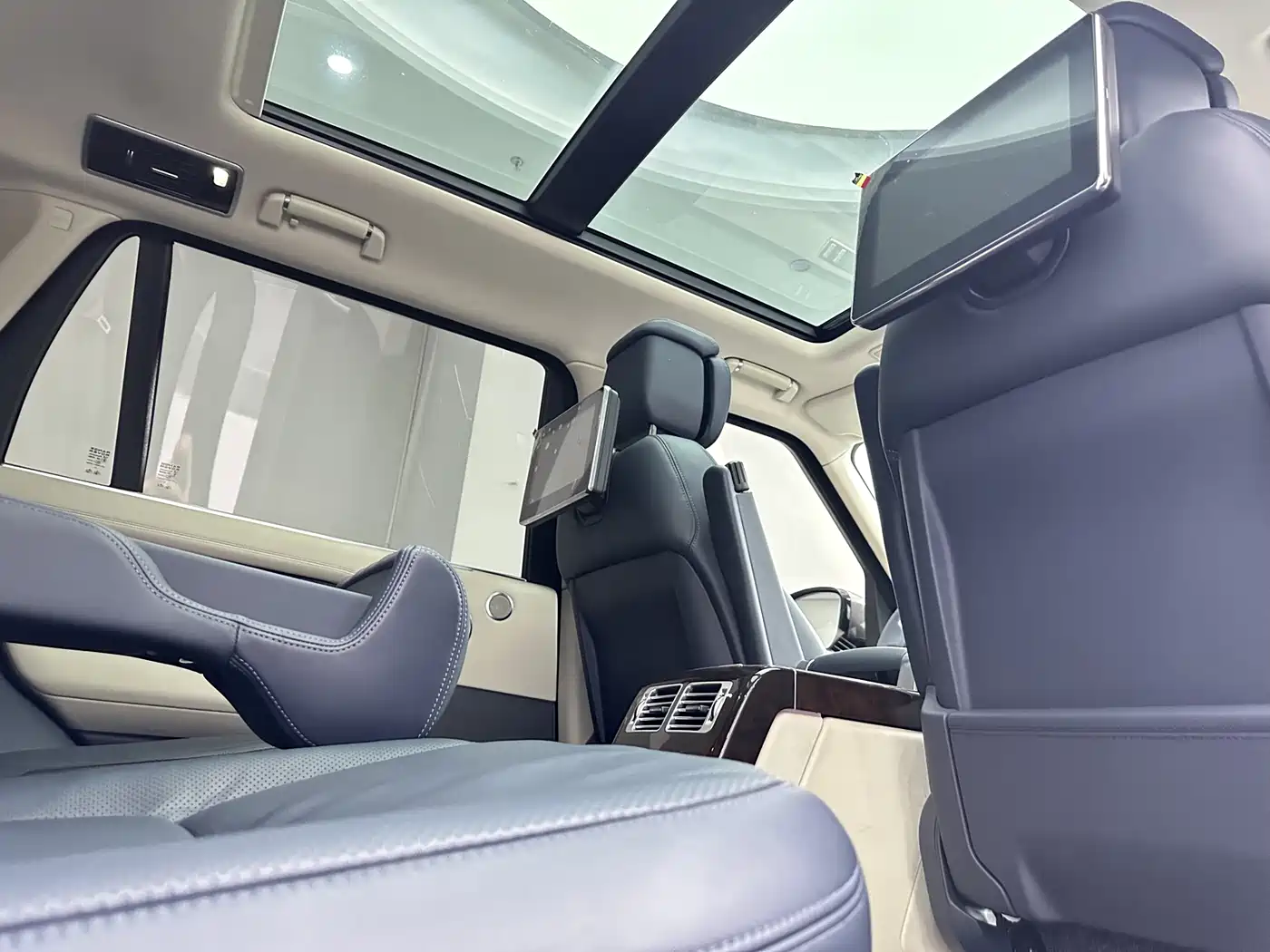 Land Rover Range Rover 2022 3.0 L6 400PS Heritage Extended Classic Edition фото 14
