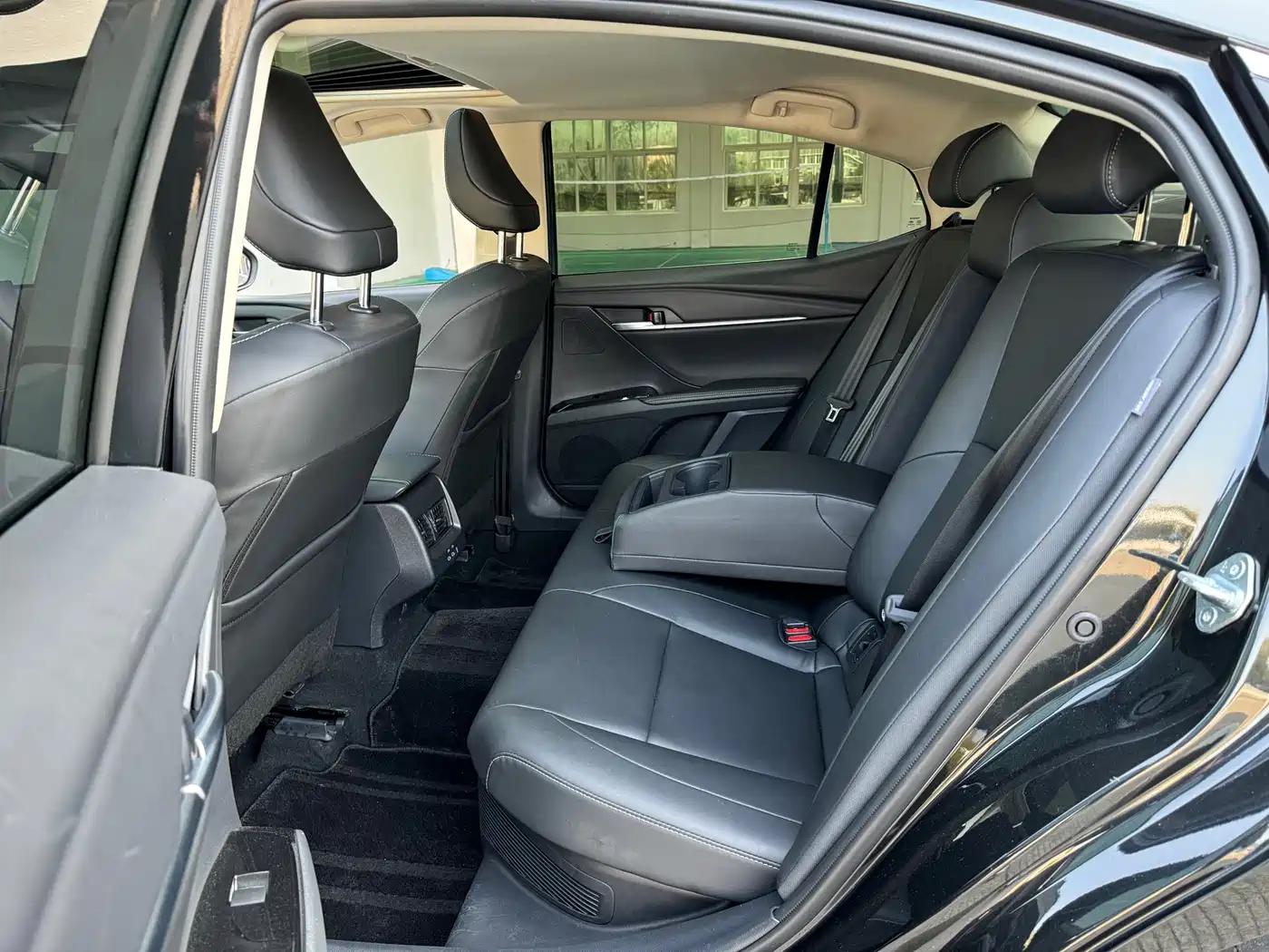 Toyota Camry 2024 Hybrid 2.0HE Elite Edition фото 9