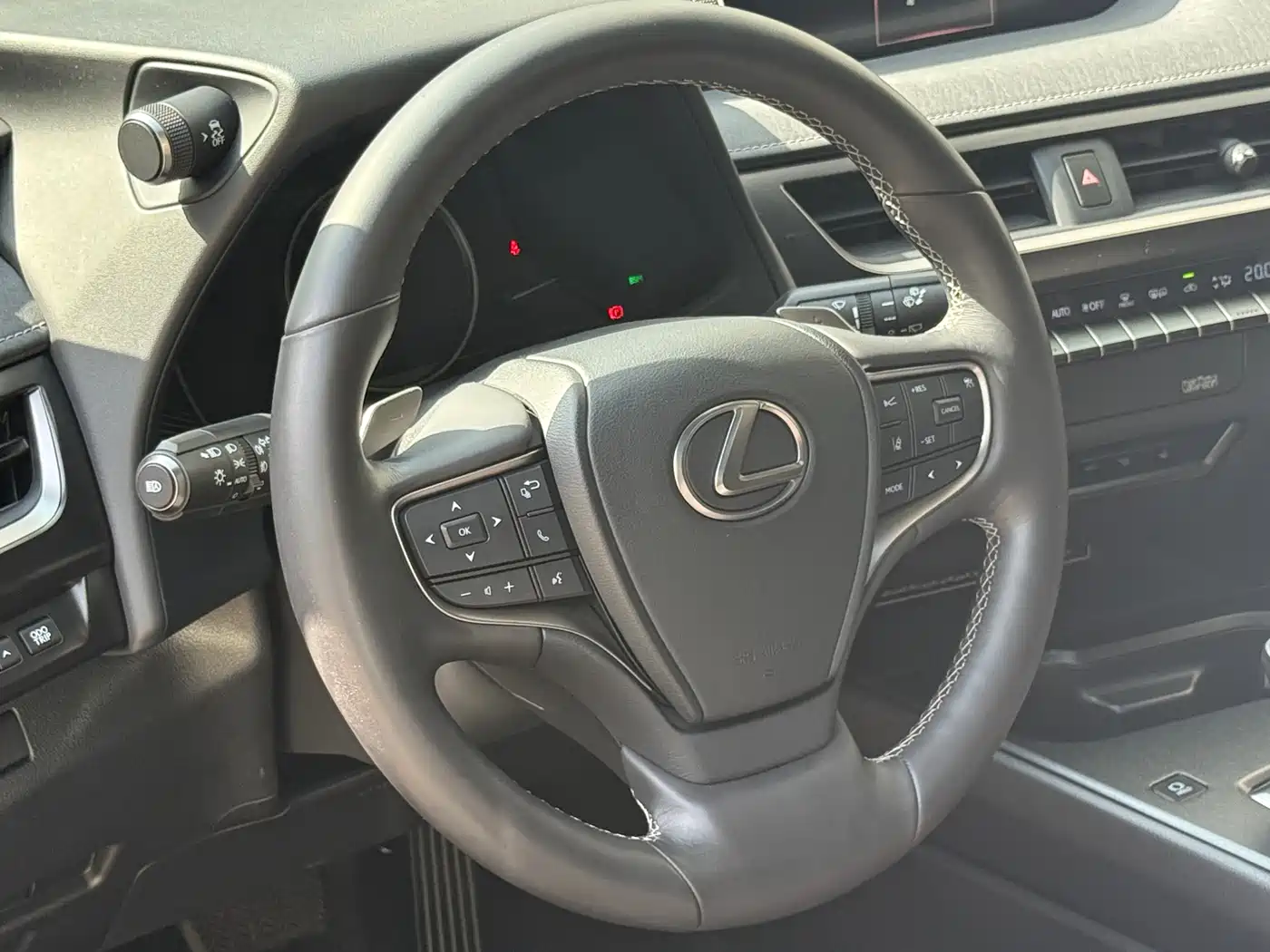 Lexus UX Electric 2020 300e Pure Enjoyment Edition фото 7