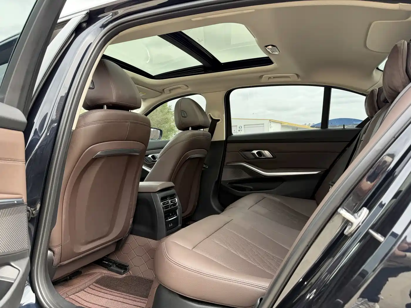 BMW 3 Series 2023 325Li M Sport Package фото 9