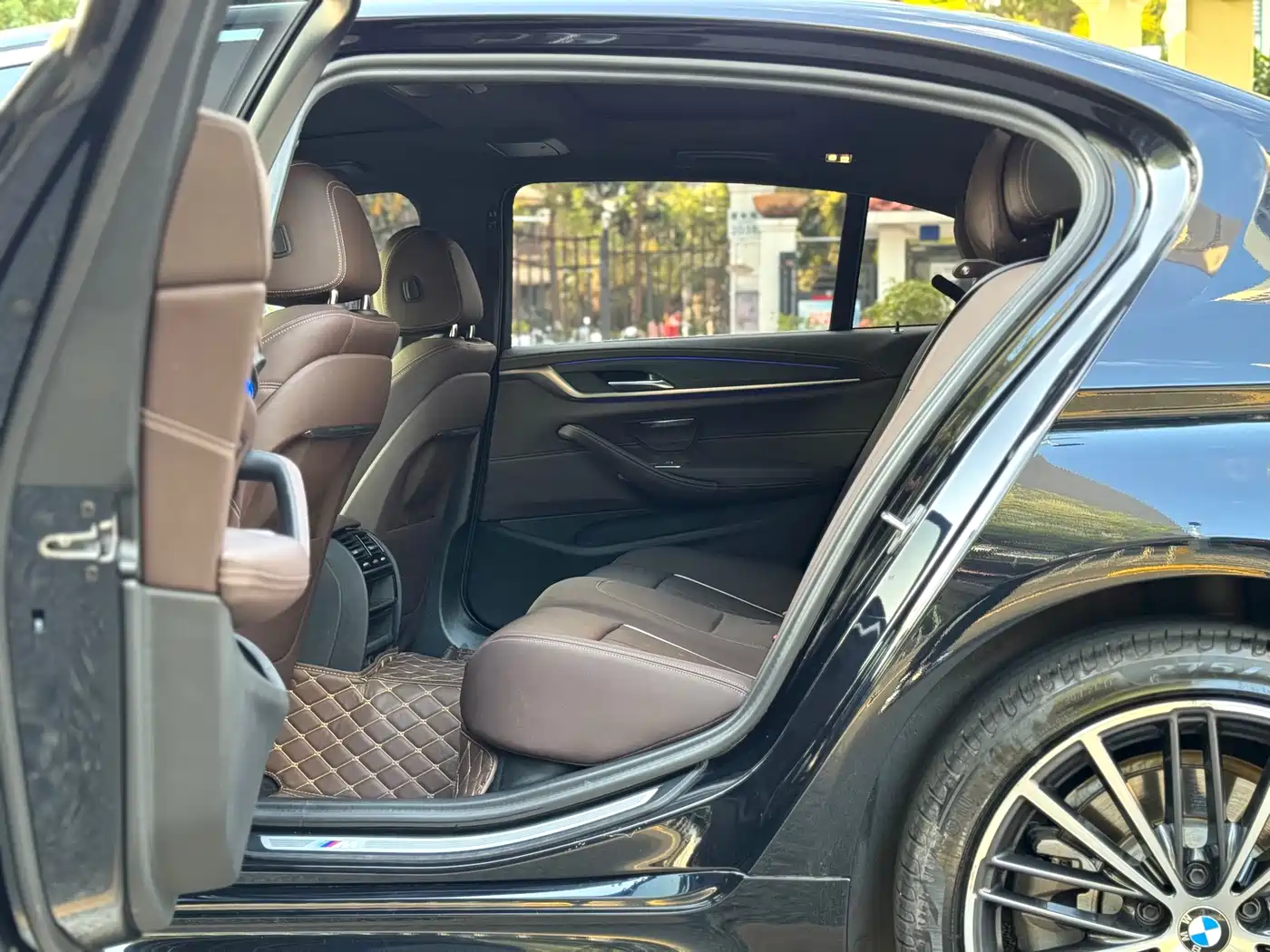 BMW 5 Series 2023 530Li Leading M Sport Package фото 13
