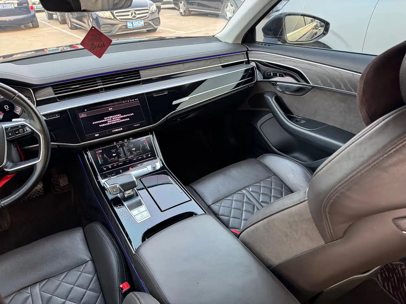 Photo 18 - Audi A8
