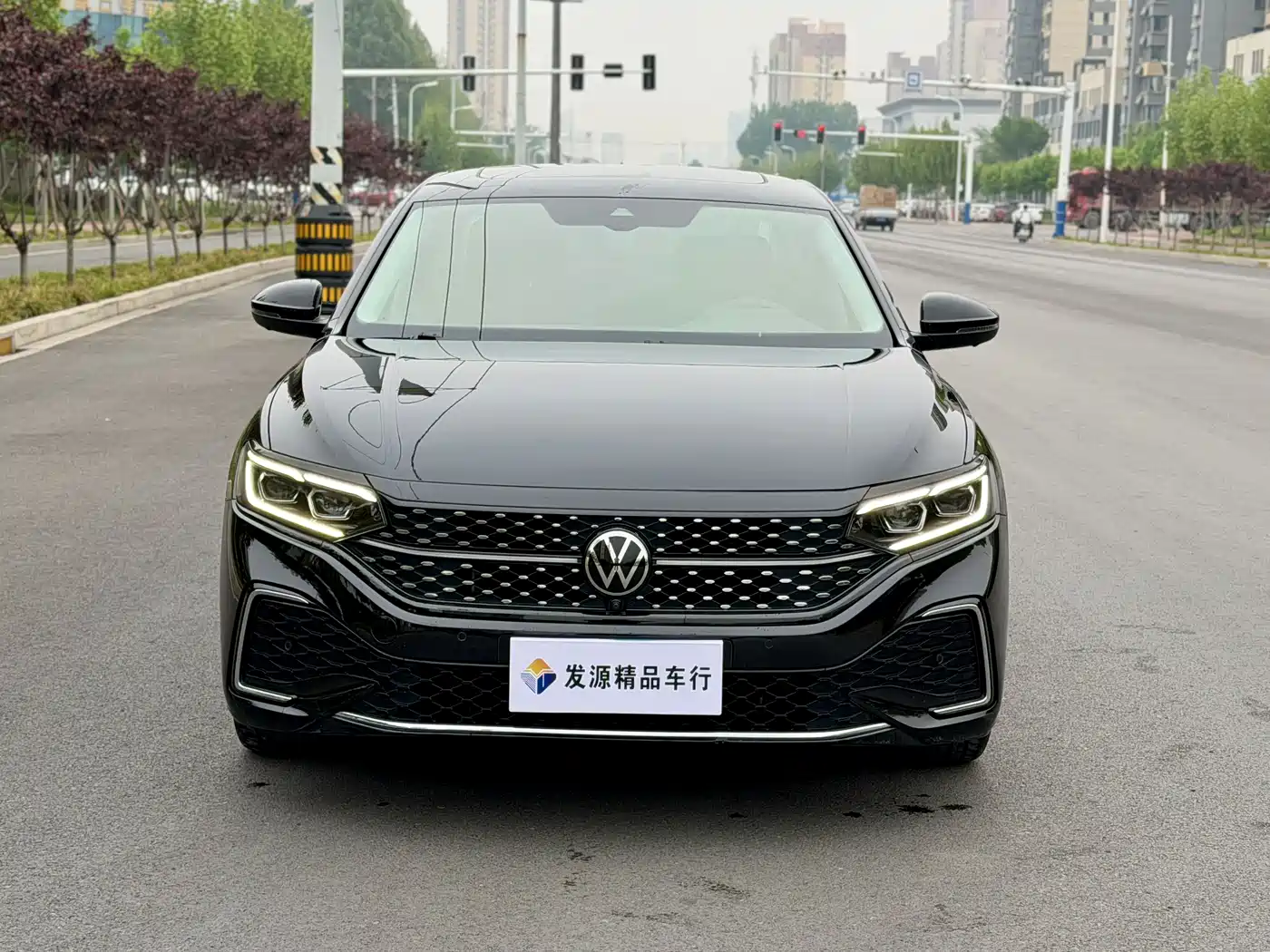 Volkswagen Passat 2023 Facelift 330TSI Starlight Premium Edition фото 2