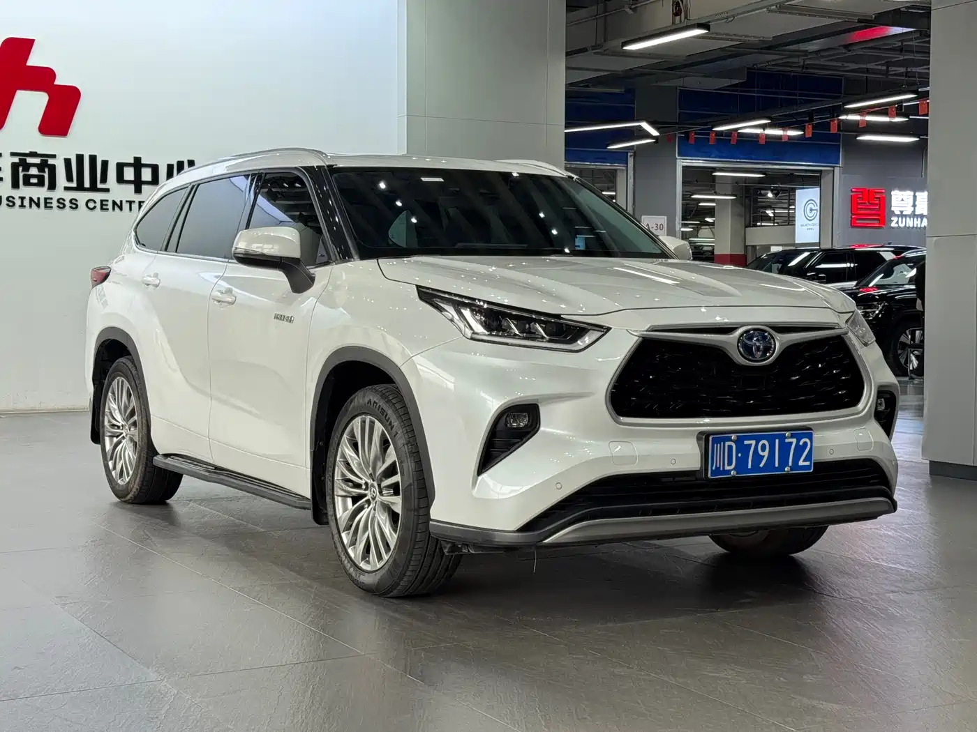 Toyota Highlander 2023 2.5L Smart Hybrid Dual Engine AWD Premium 7-Seater фото 3