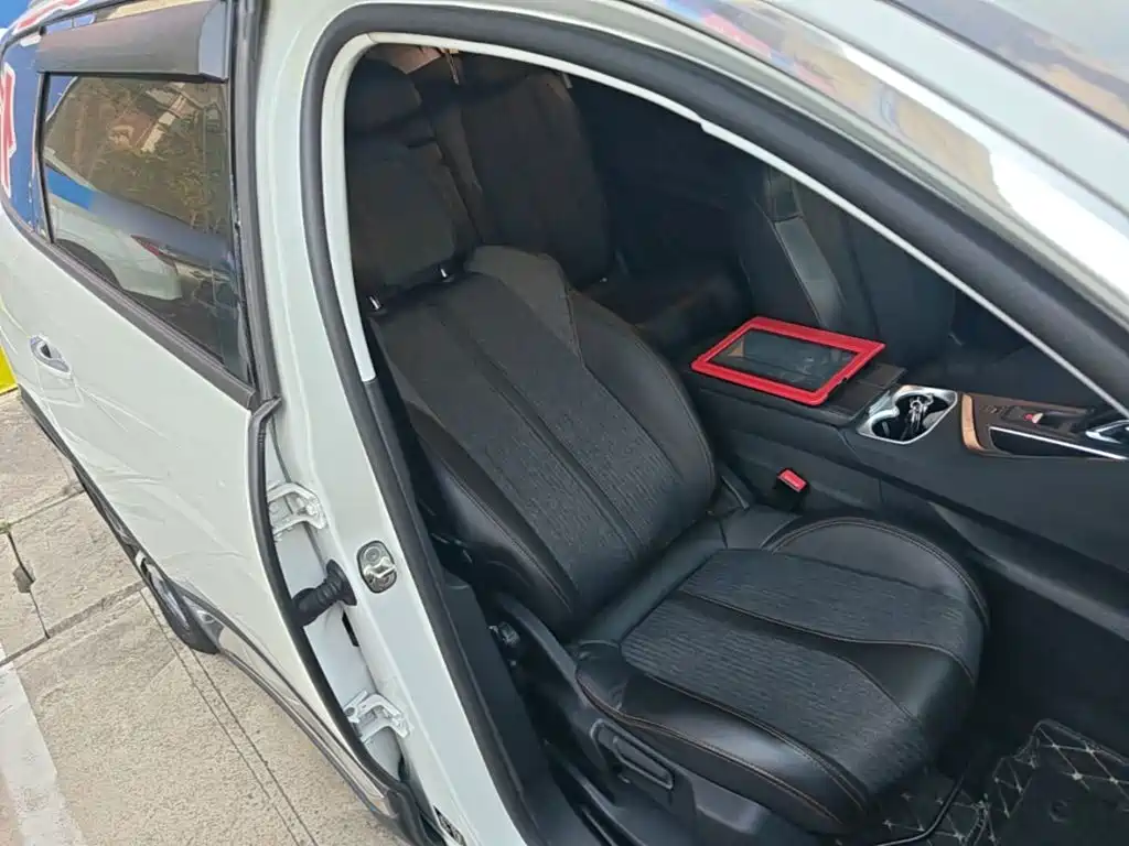 Фото 25 - Peugeot 5008