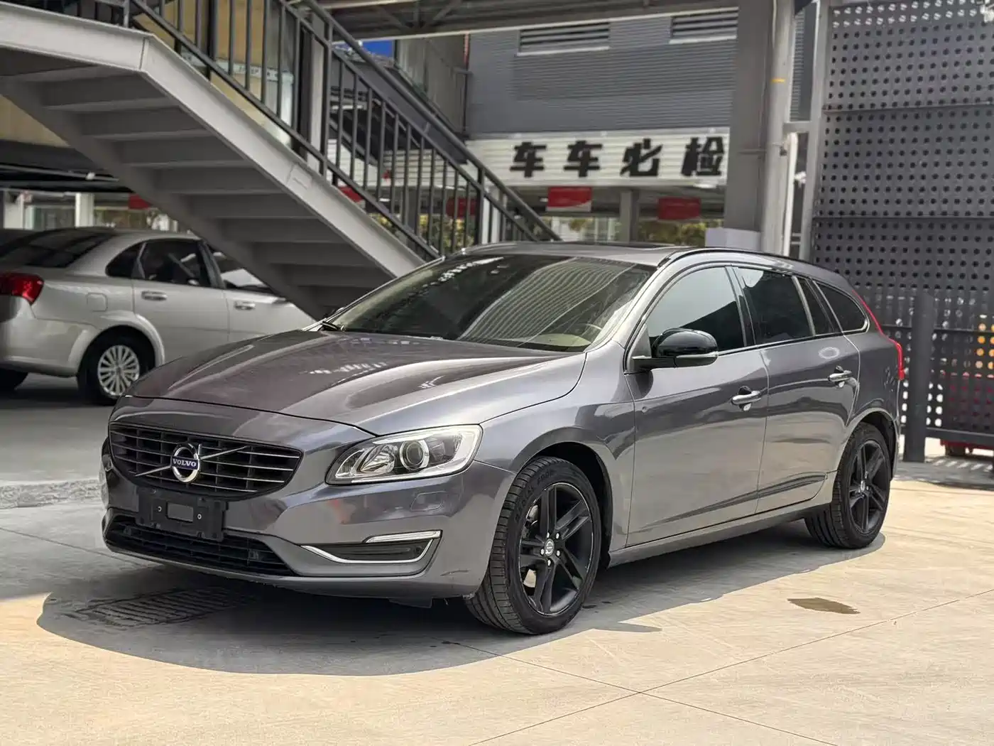 Фото 1 - Volvo V60