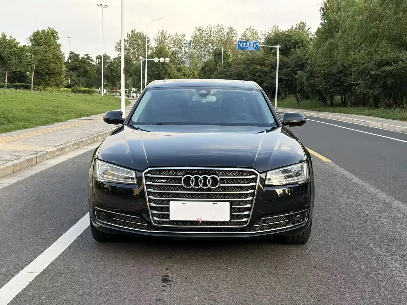 Фото 2 - Audi A8