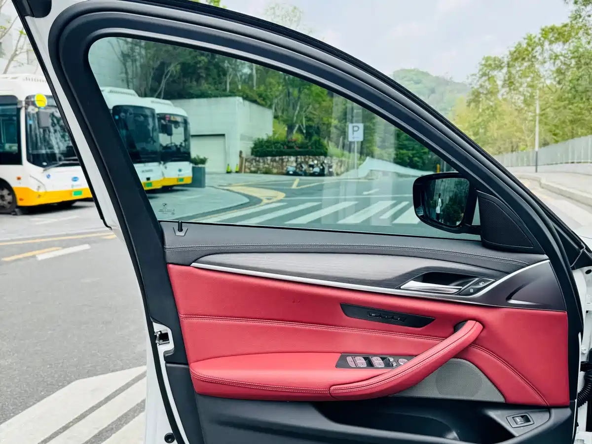 BMW 5 Series 2023 530Li Leading M Sport Package фото 30