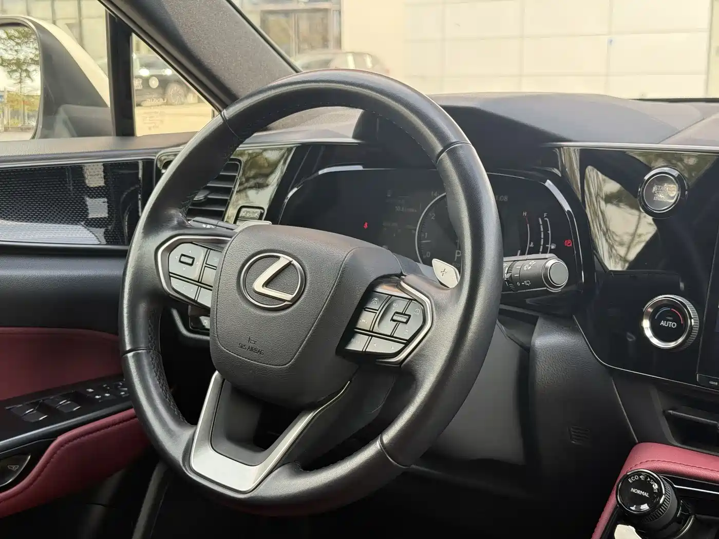 Lexus NX 2022 260 FWD Joy Creation Edition фото 12