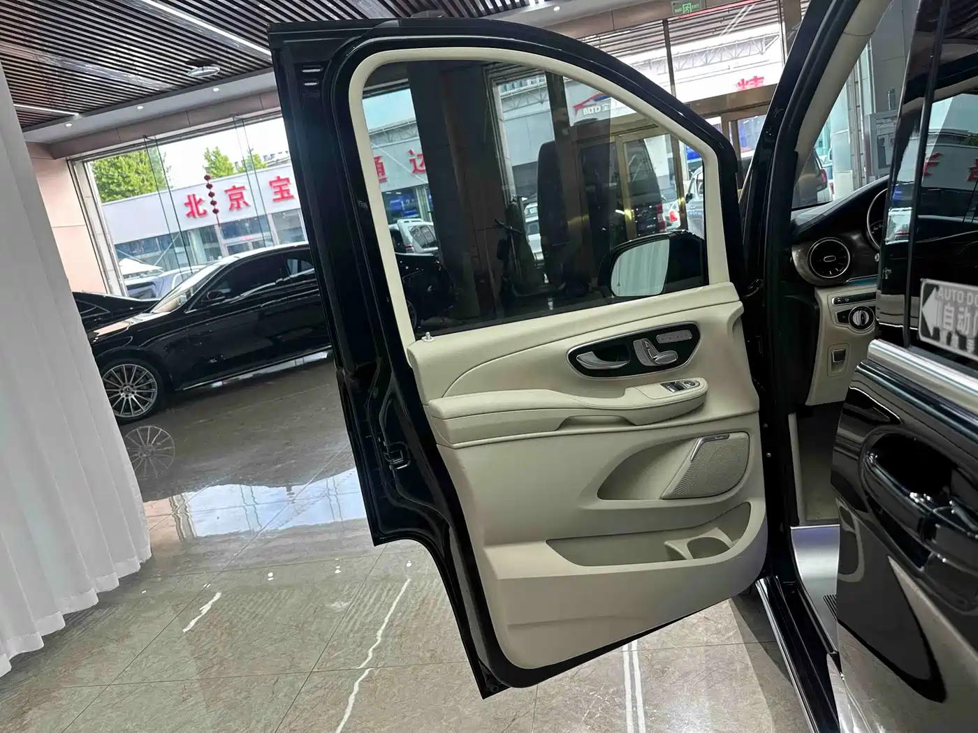 Mercedes-Benz V-Class 2021 V 260 L Long Wheelbase Luxury Edition фото 13