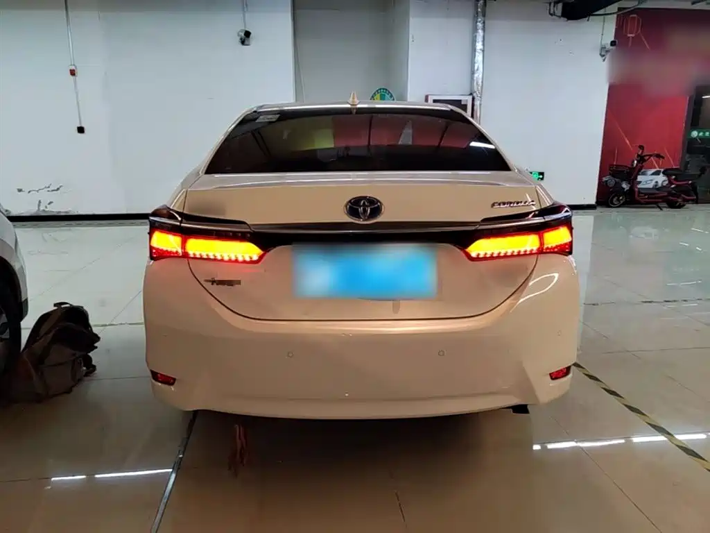 Toyota Corolla 2017 Facelift Hybrid 1.8L E-CVT Elite Edition фото 6