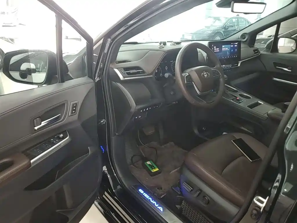 Toyota Sienna 2021 2.5L Hybrid Platinum Edition фото 16