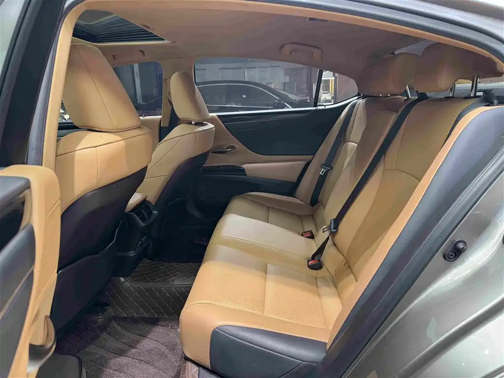 Фото 7 - Lexus ES