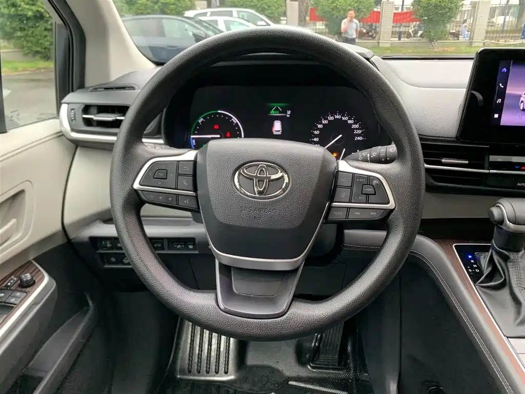 Toyota Sienna 2024 2.5L Hybrid Comfort Edition фото 16