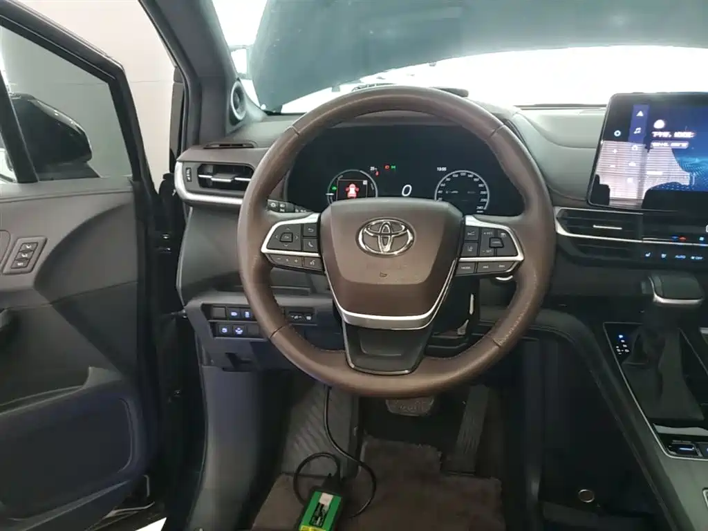 Toyota Sienna 2021 2.5L Hybrid Platinum Edition фото 11