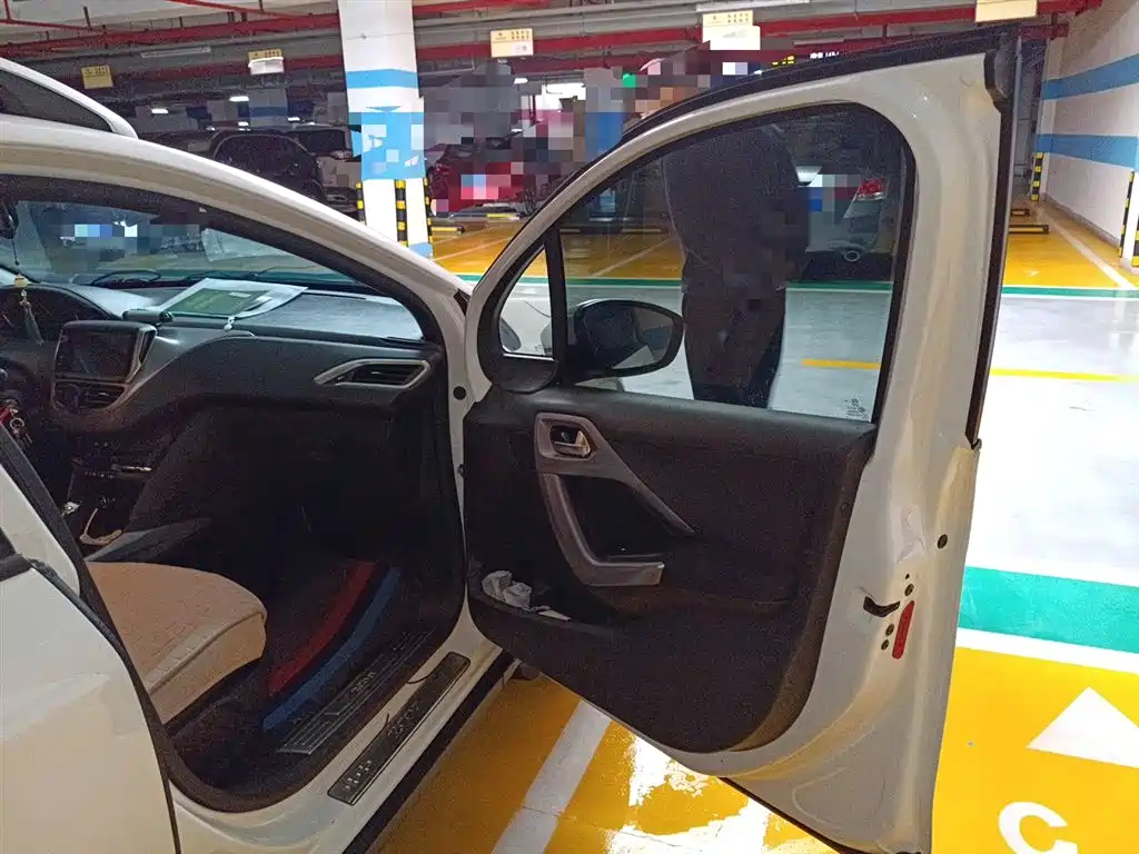Peugeot 2008 2014 1.6L Automatic Fashion Edition фото 22