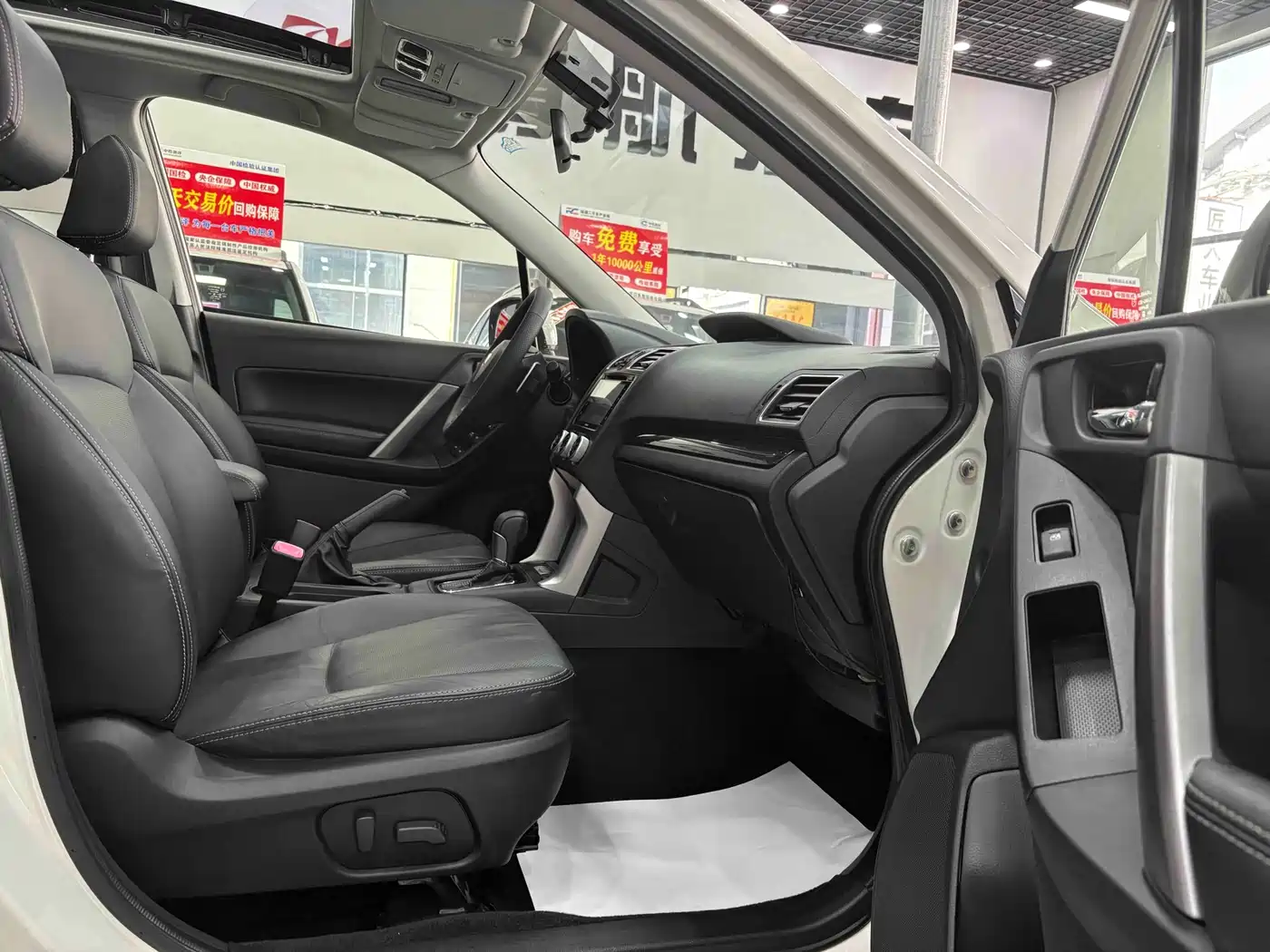 Subaru Forester 2015 2.5i Special Commemorative Edition фото 15